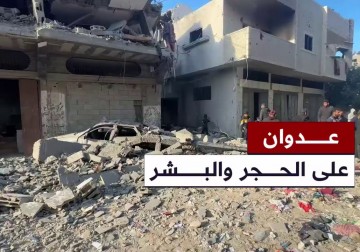 طائرات الاحتلال تستهدف مركز توزيع مساعدات في مقر نادي الأهلي بمدينة عزة.