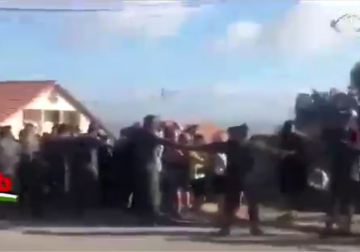 تقرير| عشرات المستوطنين يتجمعون أمام مستوطنة ناتيف هأفوت لمنع إخلائها وهدمها 