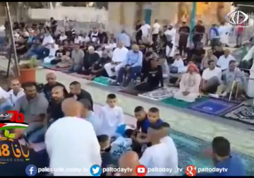 تقرير | ساحة الجامع الأبيض في الرملة تعج بالمصلين في أول أيام عيد الفطر 