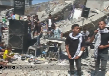 تقرير | فرقة العنقاء للفنون تقدم عرضها على أنقاض مركز المسحال الثقافي بعد قصفه