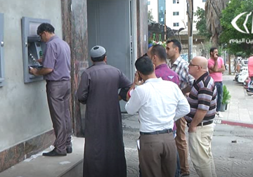 تقرير| صرف رواتب موظفي السلطة بغزة بنسبة 50%