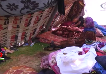 تقرير| الفقر يشرد عائلات ويدفعها للعيش داخل خيام في الشوارع العامة بقطاع غزة