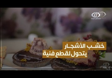 الضفة | مجد أبو هيكل.. فنانة فلسطينية تجمع الخشب من الأشجار التي يدمرها المستوطنون وتحولها لقطع فنية