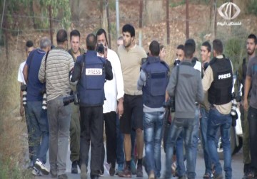 اصابة مستوطن خطرة بعد تعرضه لعملية طعن على مدخل مستوطنة كريات أربع - 8 - 10 - 2015 - فداء نصر