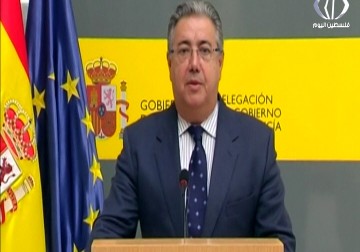 يحتفل الآلاف بتسليم جماعة 