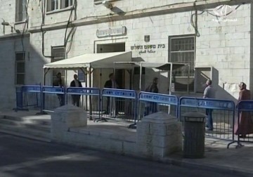 مصلحة سجون الاحتلال تشن حملة تفتيش واعتداءات في سجني عوفر وإيشل – 2 – 2 – 2015 – فاتن الصالح