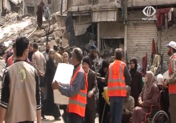 إستئناف توزيع المساعدات الغذائية لأهالي مخيم اليرموك جنوب العاصمة السورية  - 11 – 3 – 2015 - رنا بجيرمي