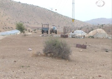 سلطات الاحتلال تشرد بالقوة 13 عائلة من قرية حمصة في الأغوار الشمالية - 16 - 11 - 2015 -  أمون الشيخ