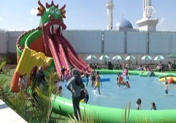 مدينة القمر تستقطب الفلسطينيين إلى معالمها التاريخية ومنتجعاتها الترفيهية – 14 – 3 – 2015 – علي موسى