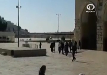 الاحتلال يعتقل طه شواهنة والسيدة سميحة شاهين أثناء خروجهما من المسجد الأقصى – 16 – 5 – 2015 – محمود فارس