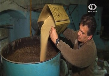 عائلة الصحالي في القدس المحتلة تحافظ على إرث إنتاج الطحينة بالطرق التقليدية – 11 – 3 – 2015 – فاتن الصالح