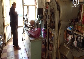 محمد أبو ميزر الخليلي.. يعمل في مهنة الإسكافي رغم اقترابه من الثمانين عاما - جيهان عوض - 19 - 9 - 2016