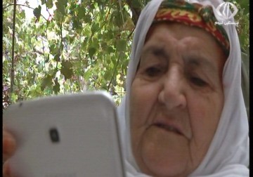 رغم تجاوزها الـ73... عائشة الشحروري تستخدم مواقع التواصل  الاجتماعي وتطبيقات الهواتف الذكية بمهارة - 30 - 9 - 2015 - أمون الشيخ