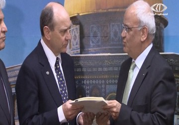 هآرتس: إسرائيل تضغط على الكونغرس لوقف مساعداته المالية للسلطة   – 5 – 1 – 2015 – زينب هاشم