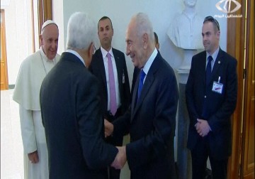 بيريز وعباس التقيا سرا طوال العام 2011 لبحث بنود التسوية - 12 - 2 - 2015 - جلال قبطان