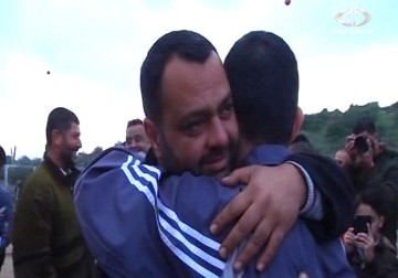 الإحتلال يفرج عن الأسيرين ماهر الساعد ورائد موسى - 22 - 12 - 2014 - مراد أبو عمر