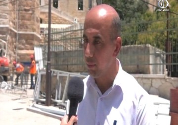 قوات الاحتلال تبدأ ببناء غرف حجرية أمام مدخل الحرم الإبراهيمي بالخليل - فداء نصر - 25 - 7 - 2016