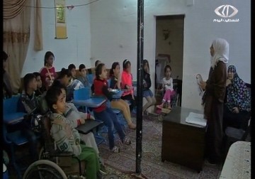 طفلة فلسطينية تطلق مبادرة المدرسة المجانية في بيت بمخيم العودة في الادرن – 5 – 1 – 2015 – ناجي أبو لوز