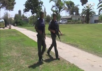 القناة العاشرة: عزوف عن الخدمة العسكرية خوفا من الموت  - 12 – 1 – 2015 -  زينب جمول