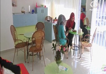 افتتاح معرض ومقهى بقدم خدماته للسيدات فقط  في غزة - 1 - 10 - 2015 - زينب أبو ضاهر