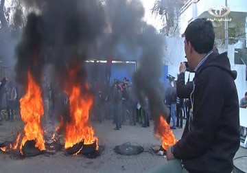 احتجاجات شعبية غاضبة ضد قرار الأونروا وقف المساعدات المالية لمشردي الحرب في غزة - 28 - 1 - 2015 - رمزي أبو جزر