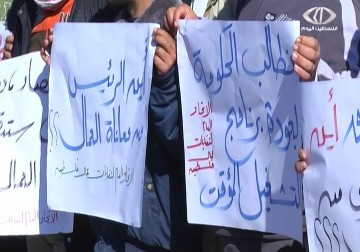 عشرات العمال يعتصمون أمام مجلس الوزراء تنديدا بتجاهل الحكومة مطالبهم - 20 - 1 - 2015 - نورا المشهراوي