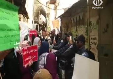 الاحتلال يواصل منع النساء دخول المسجد الأقصى وسط اقتحامات المستوطنين لساحاته - 1 - 9 - 2015 - زياد أبو غزالة