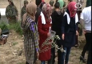 متطوعون يزرعون أشجار زيتون في حي تل ارميدة المحتل بالخليل – 2 – 3 – 2015 - فداء نصر