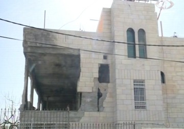 الاحتلال يصادر أموالا بقيمة 75 ألف شيكل من منزل الشهيد عامر أبو عيشة في الخليل – 10 – 2 – 2015 - فداء نصر