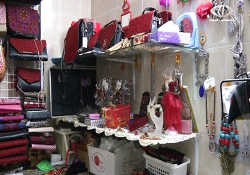 كفاح دويكات تحول منزلها إلى مشغل لإنتاج المطرزات الفلسطينية - أمون الشيخ - 1 - 8 - 2016