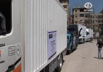 الهيئة الخيرية لإغاثة الشعب الفلسطيني توزع 1300 ربطة خبز لأهالي مخيم اليرموك – 11 – 5 – 2015 – محمود فارس