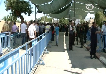 الاحتلال يشدد إجراءاته العسكرية ويمنع مواطنين من العبور للمدينة المقدسة - 3 - 7 - 2015 - فداء نصر