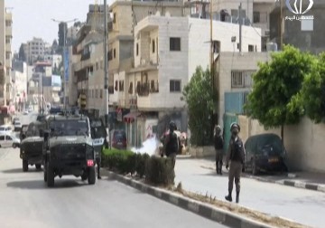 تقرير| مواجهات في البيرة عقب قمع قوات الاحتلال فعالية تضامنية مع الأسرى المضربين