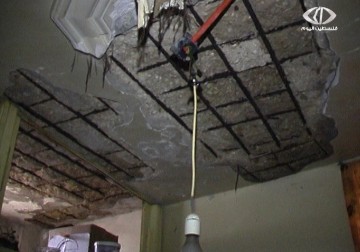 الفلسطيني عبد شاكر يلجأ إلى إغلاق الشارع في مخيم عين الحلوة إحتجاجا على انهيار سقف منزله  - 8 - 1 - 2015 - نورا المشهراوي