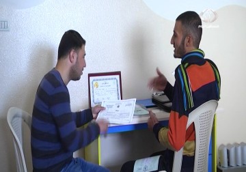 خالد شملخ  نموذج لعشرات الشباب الذين خاضوا رحلة التعليم في الكبر – 5 – 3 – 2015 - رمزي البيروتي