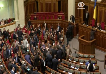 جدل دستوري حول قانونية قرار البرلمان الأوكراني الخاص بالعودة للعمل بدستورعام 2004 – 23 – 2 – 2014 – أماني الحسين