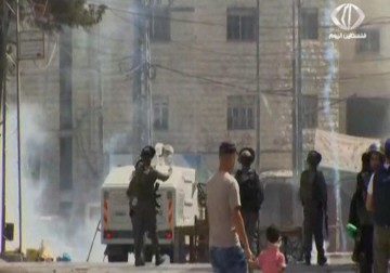 عشرات الإصابات بالرصاص المطاطي والحي خلال مواجهات مع الاحتلال عند مدخل مخيم عايدة في بيت لحم – 5 – 10 – 2015 – ليال خروبي