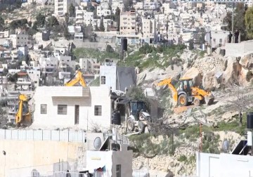 جرافات الاحتلال تهدم منزلين قيد الإنشاء في بلدة سلوان بعد اقتحامهما – 2 – 6 – 2015 – أماني عثمان