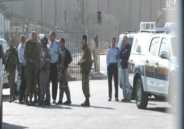 استشهاد المواطن جهاد سعيد خليل 48 عاما عند حاجز قلنديا بدعوى محاولته تنفيذ عملية طعن - عماد درويش - 22 - 11 - 2016