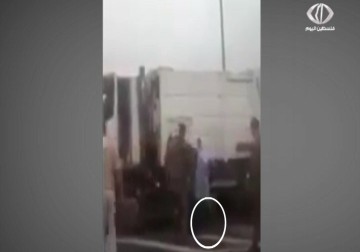 بالصورة جندي إسرائيلي يلقي سكيناً ‏بجانب الطفلة 