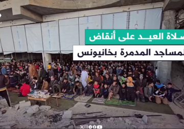 #تقرير | وسط تحركات آليات الاحتلال وتحليق طائراته الحربية والمسيرة.. مراسل فلسطين اليوم إبراهيم إبراهيم يواكب أداء آلاف الفلسطينيين لصلاة عيد الفطر على أنقاض أحد المساجد المدمرة بمدينة #خانيونس جنوبي قطاع غزة