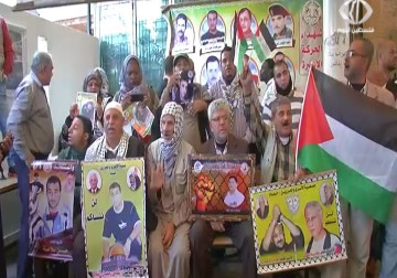 الاحتلال يمنع إدخال الأغطية والملابس الشتوية اللازمة للأسرى بشكل كامل - 16 - 11 - 2015 - أكرم دلول