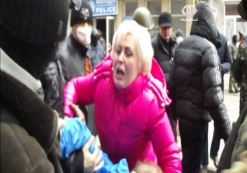 اشتباكات بين قوات الأمن وأنصار موسكو غداة إعلان كييف حملة لمكافحة الإرهاب – 13 – 4 – 2014 – أماني الحسين