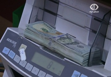 دعوات لتخفيف شروط منح القروض البنكية مراعاة للأوضاع الاقتصادية المتردية في القطاع  - 25 – 2 – 2015 - رمزي البيروتي