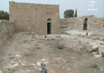 الاحتلال يمنع بلدية بني نعيم من استكمال ترميم مقام يقين الديني والتاريخي الواقع جنوبي البلدة - 9 - 9 - 2015 -  فداء نصر