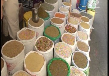 تجار المواد الغذائية في جنين يعرضون بضائعهم أمام محالهم تحت أشعة الشمس الحارقة - 11 - 8 - 2015 - هادي خزعل