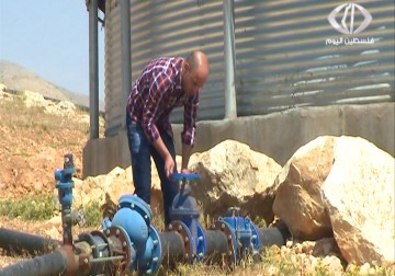 الأهالي يتصدون لقرار الاحتلال هدم خزان المياه الوحيد في القرية - 15  - 4 - 2016