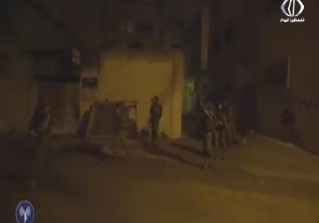 قوات الاحتلال تشن حملة دهم واعتقالات وتكسير محال وسرقة محتوياته - زياد أبو غزالة - 16 - 10 - 2016