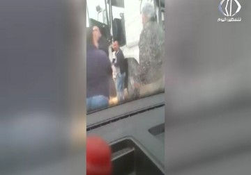 شرطي احتلال يعتدي على أحد سائقي الشاحنات  - عبدالله العريض  - 23 - 3 - 2017