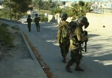 مستوطنون يقتلعون أشتال زيتون من أراضي بلدة الخضر جنوب بيت لحم – 14 – 3 – 2015 – زياد أبو غزالة 